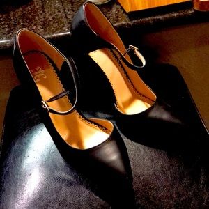 5 Inch super cute black pumps.